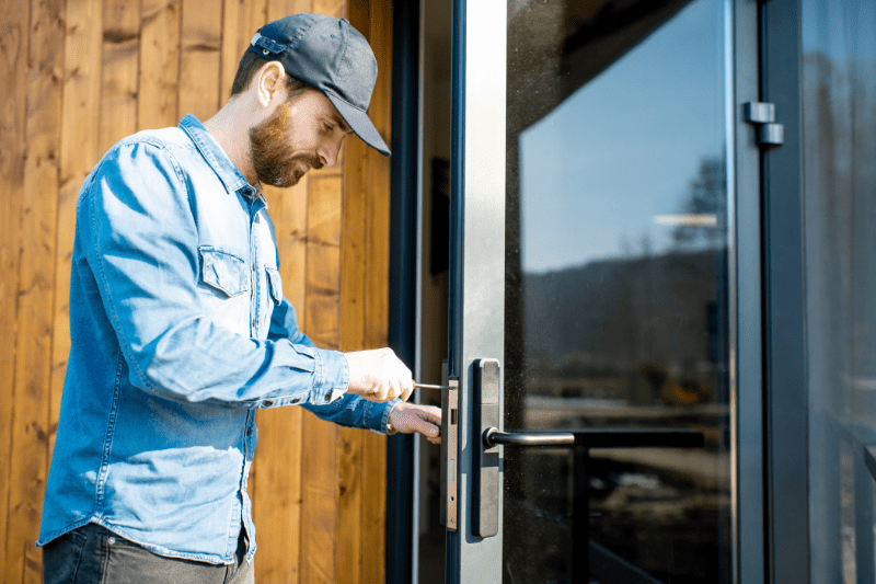 תיקון דלתות מקצועי הכרחי לשמירה על בטיחות ונקיון הבית